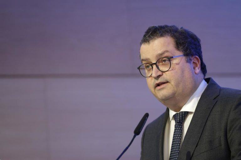 Ministro das Finanças admite défice “se as circunstâncias o impuserem”