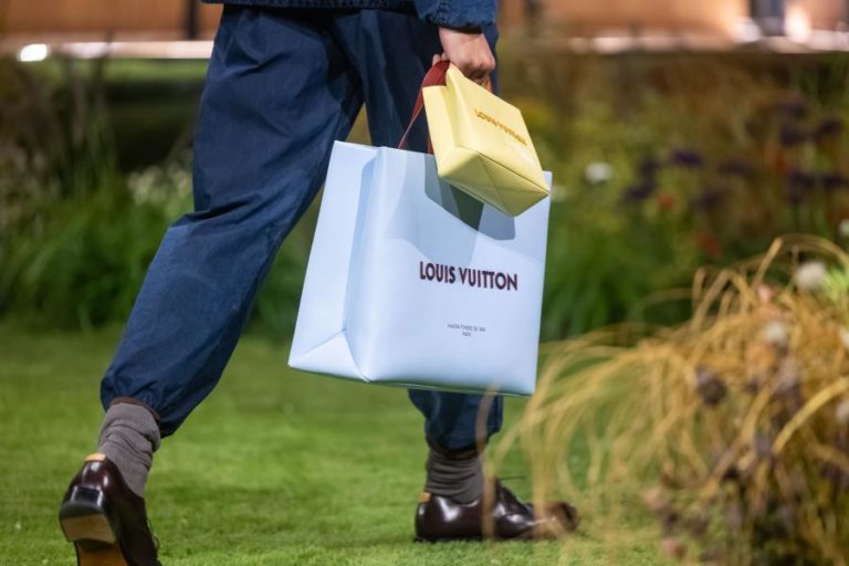 Grupo Louis Vuitton sob suspeita em Itália por promover cosméticos junto de menores