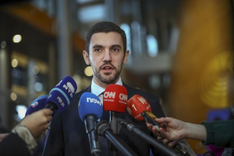 Bugalho acusa Carneiro de “branquear” parlamento ilegítimo da Venezuela com visita