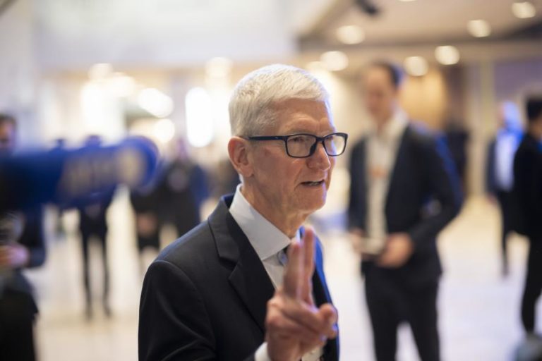 Tim Cook reafirma compromisso da Apple com a China e promete apoio à inovação
