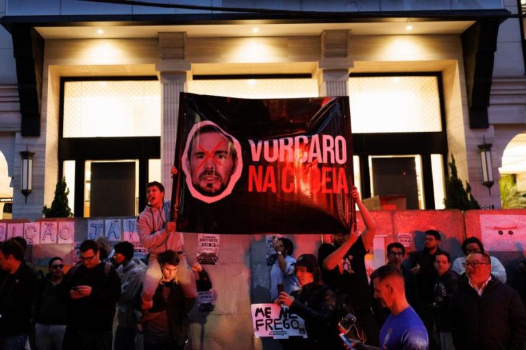 Senadores brasileiros querem investigar ligação de juizes do Supremo a fraude