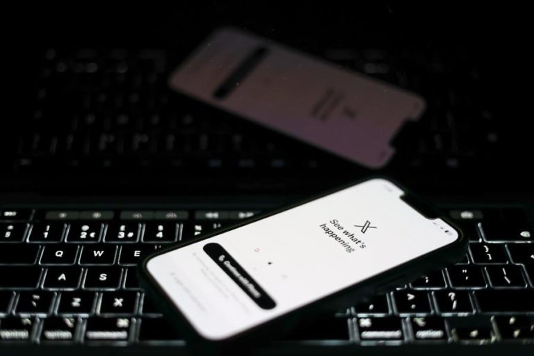 Rede social X suspende 800 milhões de contas em 2024 relacionadas com manipulação