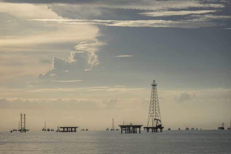 Países da AIE libertam 400 milhões barris de petróleo das reservas estratégicas