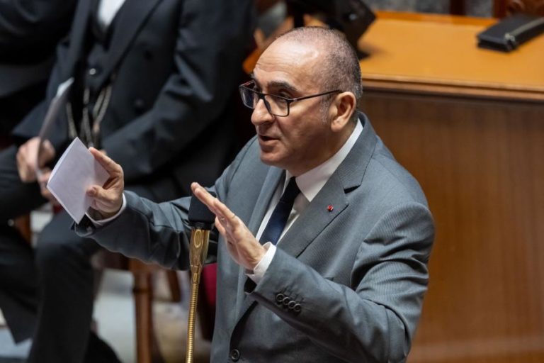 Ministro do Interior francês liga atentado frustrado a guerra no Médio Oriente