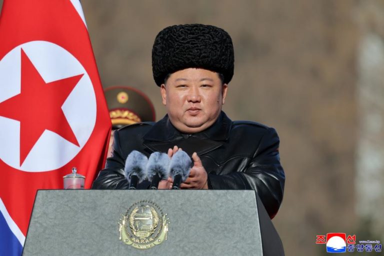 Líder norte-coreano assiste a novo teste de motor de míssil de combustível sólido