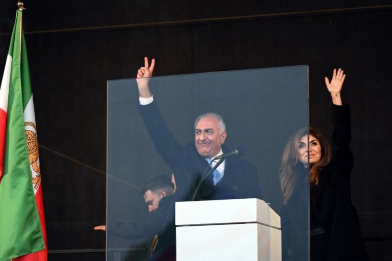 Irão: Filho do xá Reza Pahlavi diz que pretende assumir papel no processo de transição