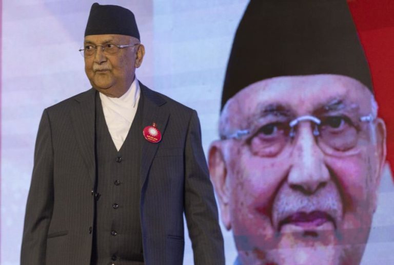 Ex-primeiro-ministro do Nepal detido um dia após tomada de posse de sucessor