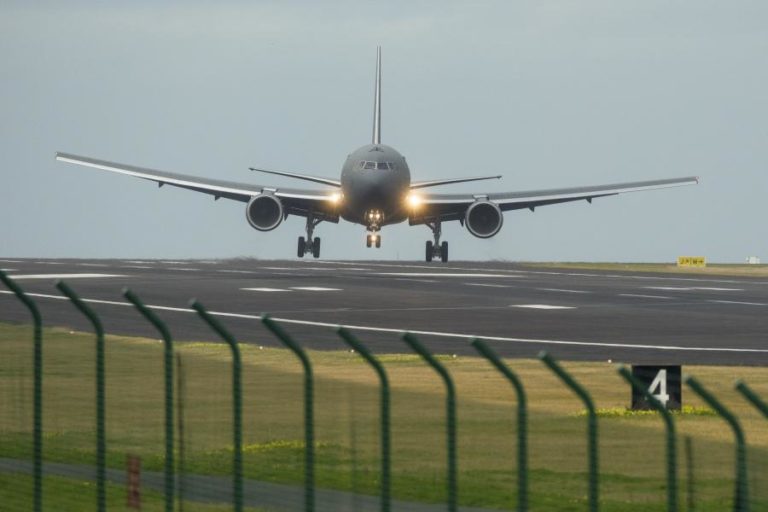 Base das Lajes mantém movimento intenso de aviões reabastecedores norte-americanos