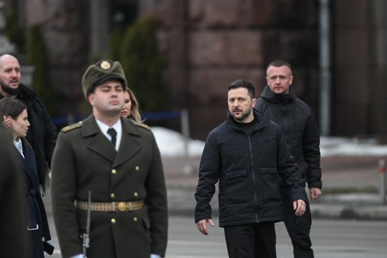 Zelensky preocupado com escassez de munições se guerra no Médio Oriente se prolongar