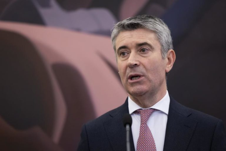 Eleições diretas no PS terminam com reeleição de Carneiro garantida