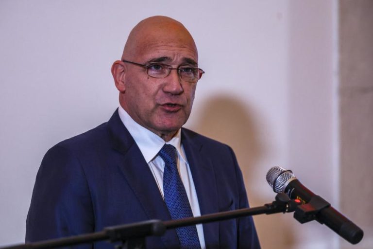 Passos Coelho recandidata-se “quando quiser” e defende acordo com Chega e IL