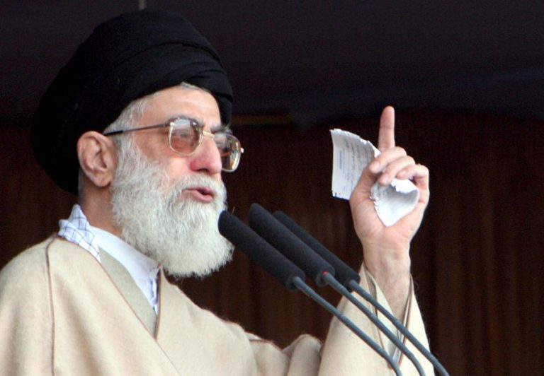 Processo de transição do poder após morte de Khamanei começa imediatamente no Irão