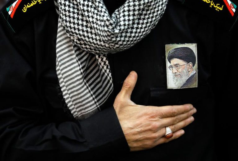 Irão decreta 40 dias de luto e sete feriados pela morte de Ali Khamenei