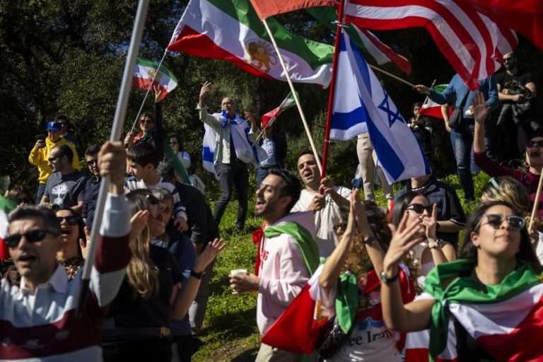 Iranianos celebram morte de ‘ayatollah’ junto a embaixada em Lisboa