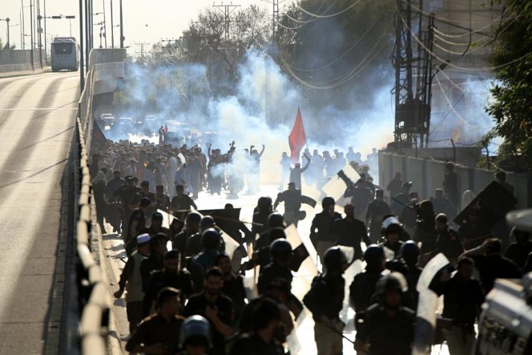 Paquistão decreta recolher obrigatório após protestos por morte de ‘ayatollah’
