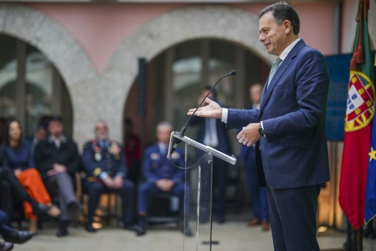 Irão: Montenegro espera que diálogo seja retomado e manifesta preocupação com portugueses