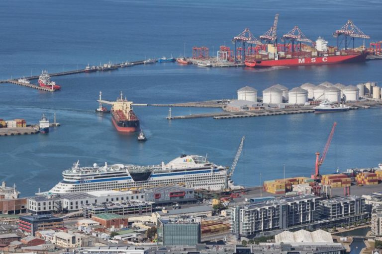 Apenas nove embarcações comerciais atravessam estreito de Ormuz desde segunda-feira