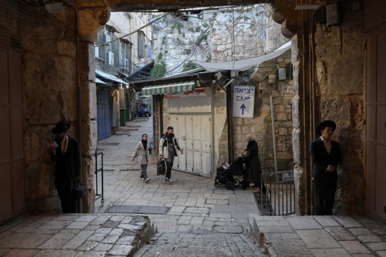 Cidade Velha de Jerusalém atingida após ataque iraniano