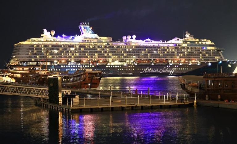 35.000 tripulantes e passageiros de navios bloqueados no estreito de Ormuz