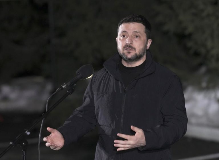 Zelensky ameaça mobilizar exército contra Orbán se este não aprovar ajuda a Kiev