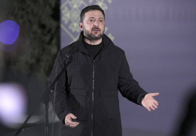 Zelensky pede desbloqueio de 90 mil milhões de ajuda financeira