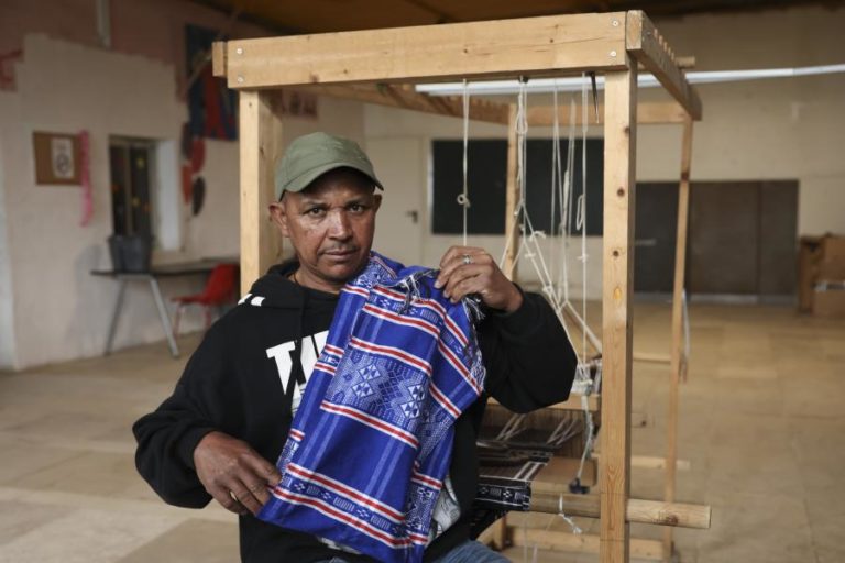 Único artesão que faz ‘panu di téra’ em Portugal defende ensino e alerta para imitações