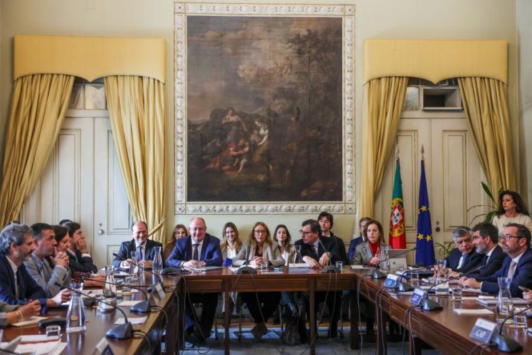 Governo, UGT e patrões voltam a reunir-se hoje sobre alterações à lei laboral