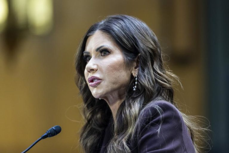 Trump demite secretária de Segurança Interna Kristi Noem após críticas crescentes à sua liderança