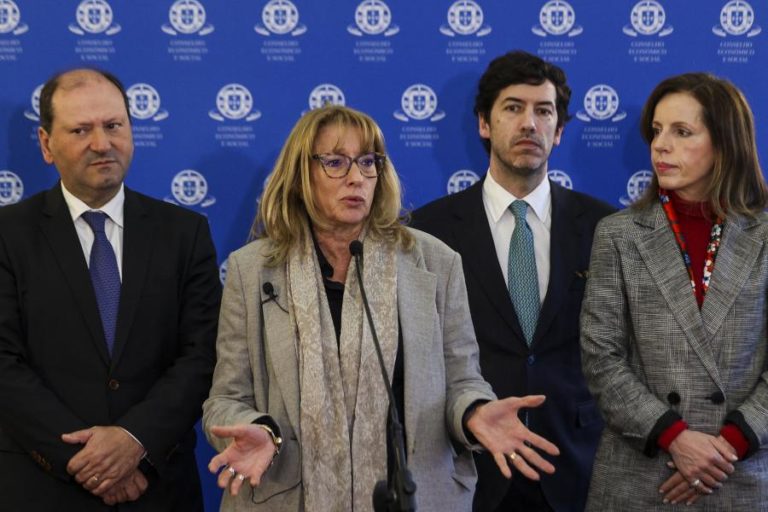 Ministra diz que discussão das alterações à lei laboral está mais próxima do fim, mas não fixa prazo