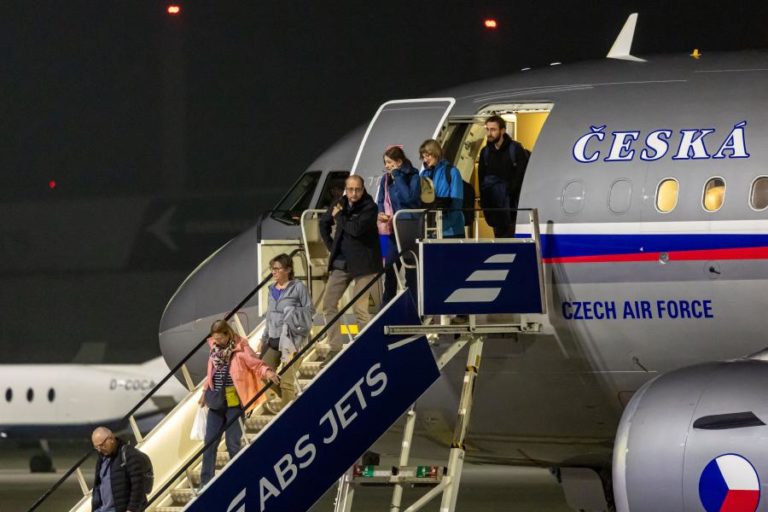 Dez países da UE já ativaram Mecanismo de Proteção Civil para repatriamento do Médio Oriente