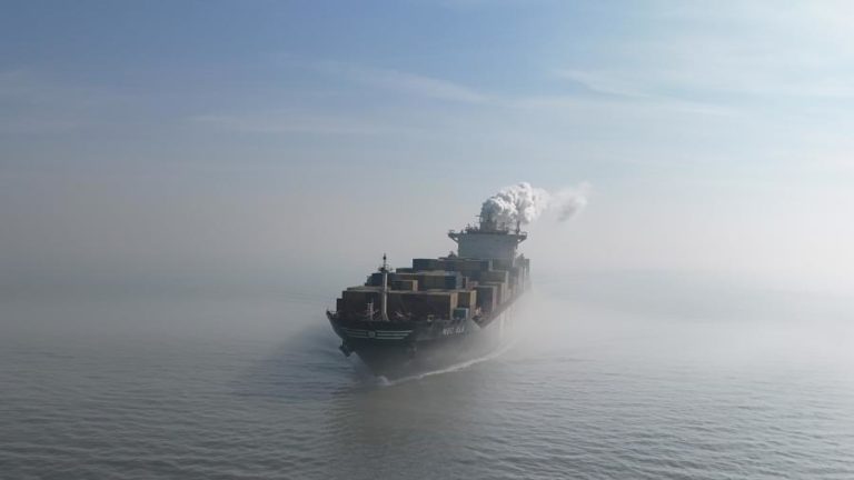 Navio porta-contentores atingido por projétil perto do Estreito de Ormuz