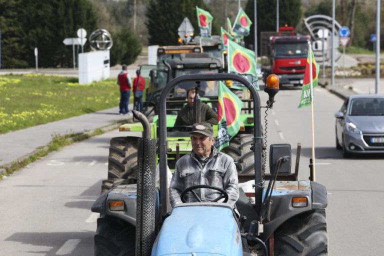 Tratores marcham até Aveiro em alerta para riscos de “machadada final” na agricultura