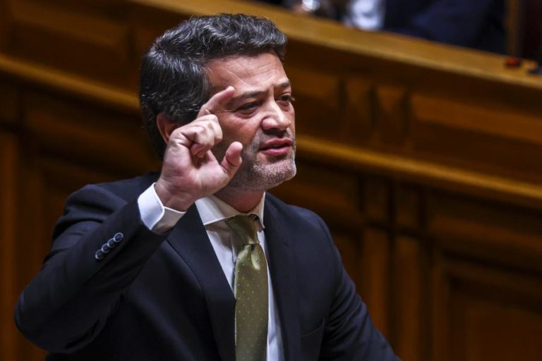 Ventura protagoniza incidente e queixa-se de tratamento desigual por parte de vice-presidente da AR