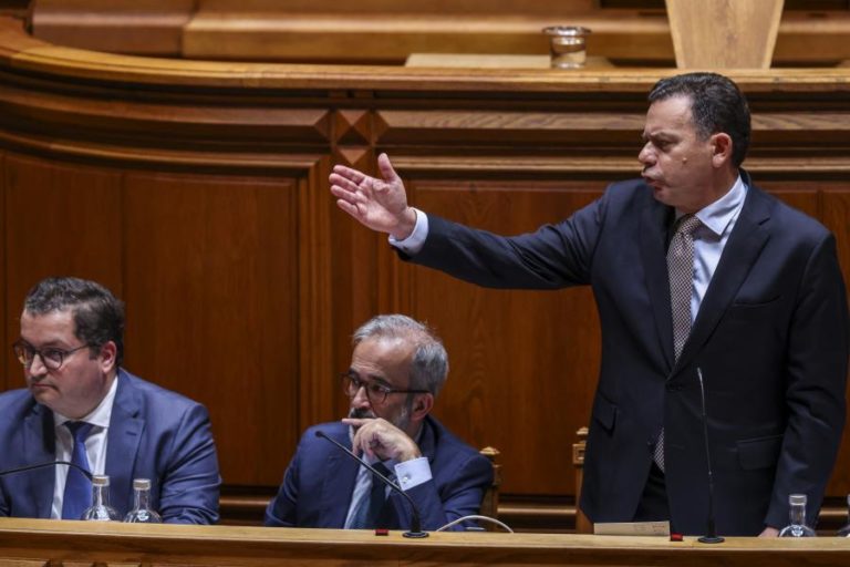 Irão: Montenegro afirma que prioridade são operações de repatriamento de portugueses