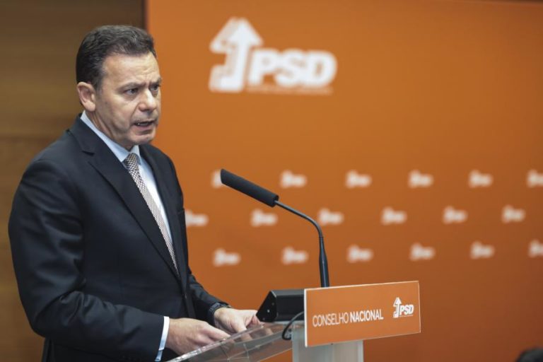 Montenegro elogia “sensibilidade política” de Morais Sarmento e “coragem como governante”