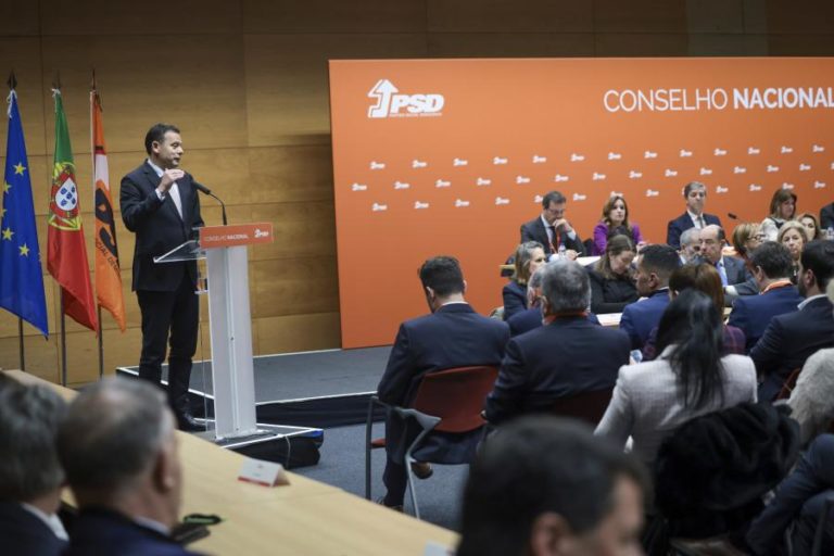 Direção do PSD propõe diretas a 30 maio e congresso a 20 e 21 de junho