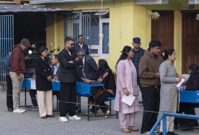 Urnas abrem na primeira eleição do Nepal após protestos de jovens derrubarem Governo