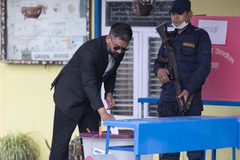 Partido de ex-‘rapper’ lidera resultados preliminares na primeira eleição do Nepal pós-revolta