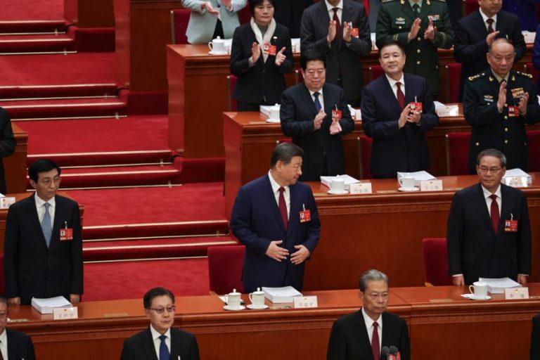 Xi pede reforço da luta contra a corrução no Exército após purgas na liderança militar