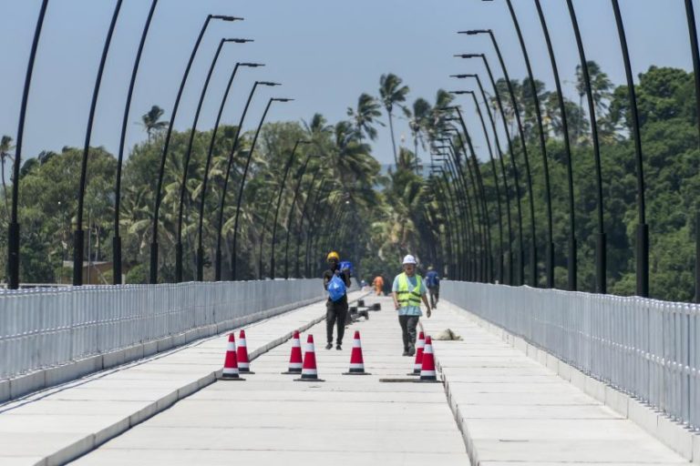 Maior ponte-cais do mundo promete mudar a vida em ilha de Maputo