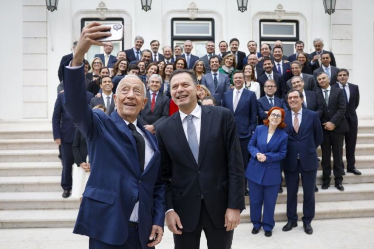 Marcelo vai sair como entrou, a pé, e deseja que Seguro seja “o melhor” dos presidentes