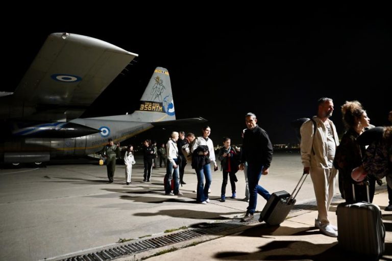 Mais de 1.000 cidadãos da UE repatriados em voos organizados por Bruxelas