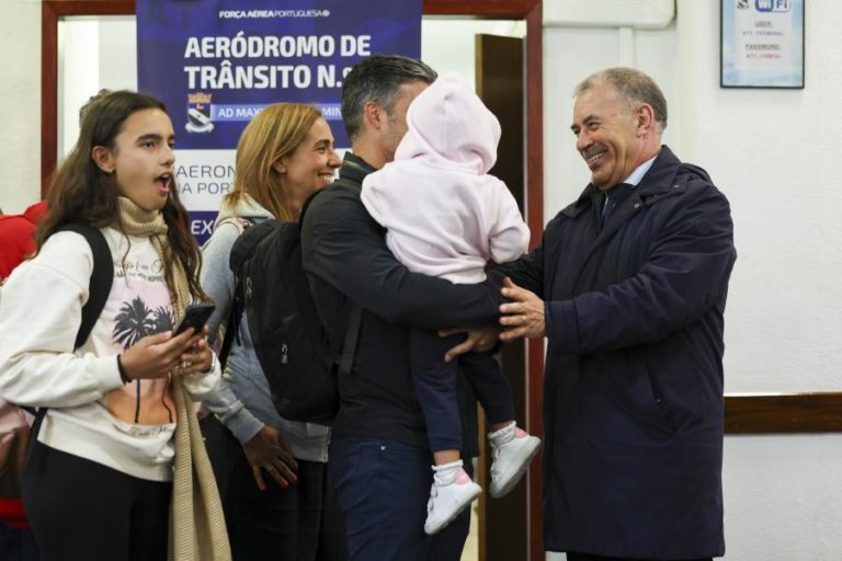 Voo militar com 61 passageiros, incluindo 54 portugueses, chegou a Lisboa