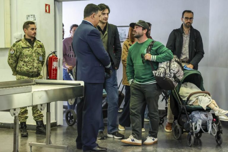 Avião com 147 cidadãos repatriados, a maioria portugueses, aterrou às 10.16 em Lisboa