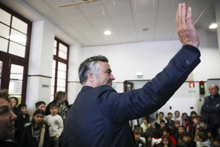 Quase metade das escolas que passaram para municípios precisa de obras mas não há verba para todas