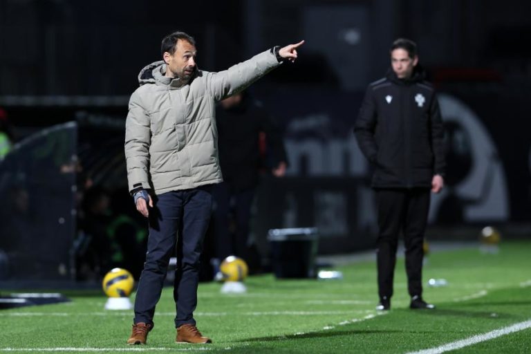 Técnico do Famalicão antevê “jogo muito difícil” frente a adversário organizado