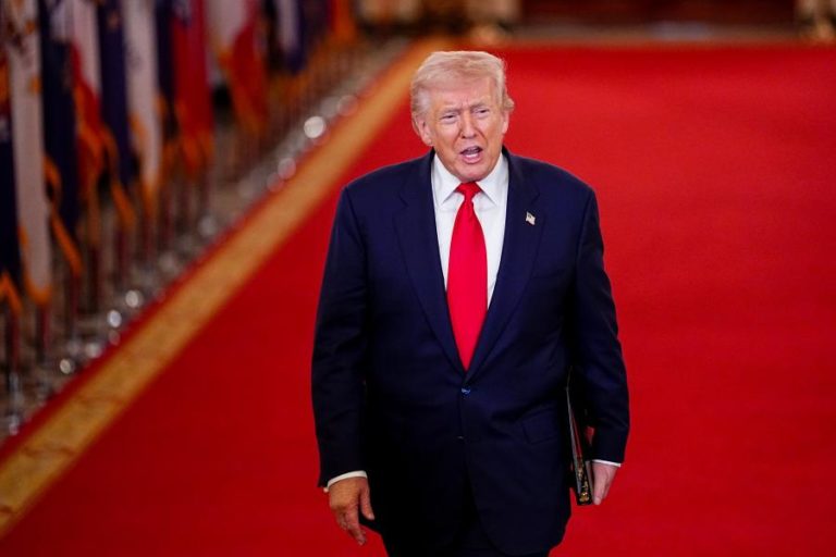 Trump anuncia levantamento de algumas sanções sobre petróleo para baixar preços