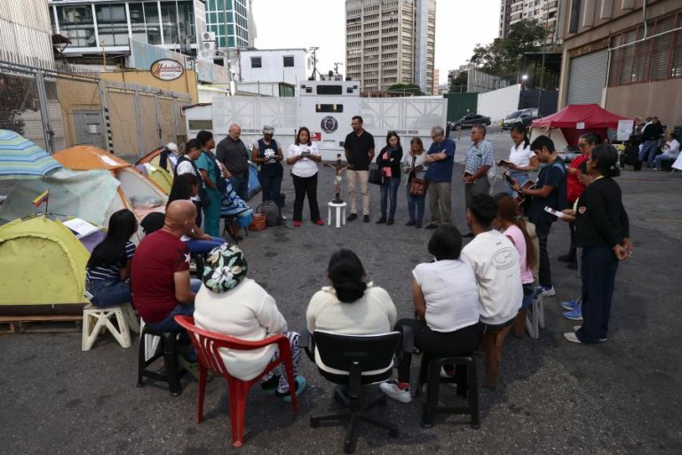 Familiares de presos políticos na Venezuela pedem a Delcy Rodríguez que visite prisão