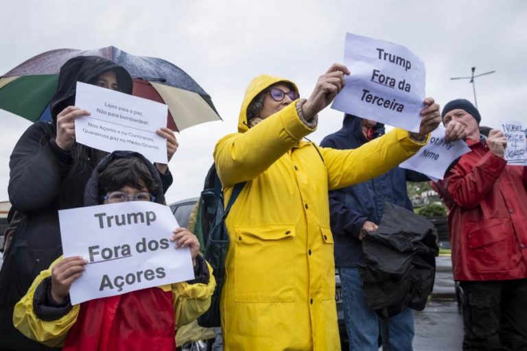 Duas dezenas de pessoas manifestam-se contra uso da Base das Lajes na guerra do Irão