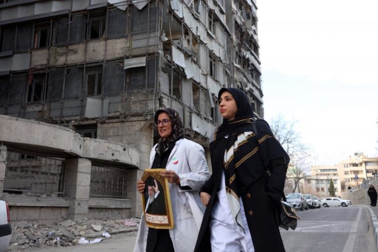 EUA alertam civis no Irão de que zonas residenciais usadas militarmente podem ser alvos